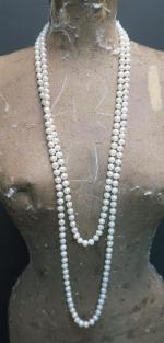 CHANEL - Grand sautoir à double rangs de perles de...