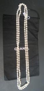 CHANEL - Grand sautoir à double rangs de perles de...