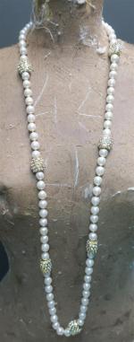CHANEL - Long sautoir orné de perles fantaisie intercalées par...