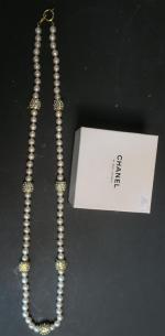 CHANEL - Long sautoir orné de perles fantaisie intercalées par...
