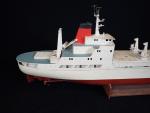 Maquette artisanale d'un navire cargo en bois et matériau composite....