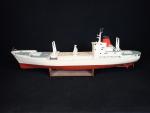 Maquette artisanale d'un navire cargo en bois et matériau composite....