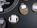 Allemagne Lot de 11 insignes, 2 barrettes de rubans, 1...