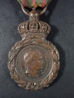 France Médaille de Sainte-Hélène. Bronze, ruban. On joint uen broche...