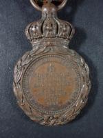 France Médaille de Sainte-Hélène. Bronze, ruban. On joint uen broche...