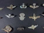 Lot de 20 (env.) insignes divers, certain parachutiste, dont reproductions....