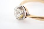 Bague en or 750 millièmes sertie d'un diamant taille ancienne...