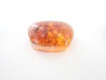 Lot comprenant deux cabochons en ambre (éclats) (16,80 carats), deux...