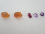 Lot comprenant deux cabochons en ambre (éclats) (16,80 carats), deux...