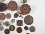 Lot comprenant divers sceaux, jetons et divisionnaires d'époques médiévale, XVI's...