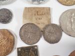 Lot comprenant divers sceaux, jetons et divisionnaires d'époques médiévale, XVI's...