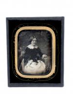 Daguerréotype d'une jeune femme aux habits de dentelle. Format visible...