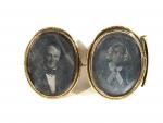 Deux Daguerréotypes bijoux, broches médaillons dorés, Portraits d'un homme et...