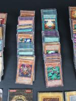 Yu-Gi-Oh !
Lot d'environ 650 cartes diverses raretés 
Diverses éditons 
Langue : Français/Japonais
Etat allant...