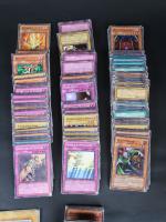 Yu-Gi-Oh !
Lot d'environ 650 cartes diverses raretés 
Diverses éditons 
Langue : Français/Japonais
Etat allant...