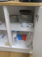 Lot vaisselles diverses : assiettes, couverts, verres (sans les placards), lot...