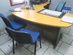 Bureau d'angle, chaise verte, 2 chaises visiteurs bleues Lot judiciaire...