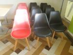 12 chaises baquet pvc noir ou rouge piètement bois Lot...