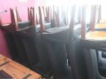 Série de 33 chaises skai noir habillées housse noire Lot...