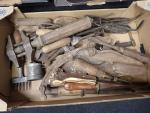 Lot de cinq cagettes de brocante comprenant : outils anciens,...