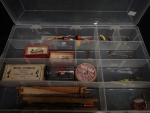 Lot comprenant : 
- Lot d'accessoires de pêche anciens
- une...