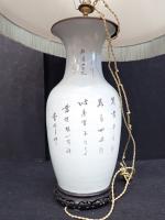 CHINE - Vase balustre en porcelaine polychrome à décor d'objets...