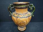 Grand vase en céramique émaillée à anses sur piédouche. ...