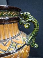 Grand vase en céramique émaillée à anses sur piédouche. ...