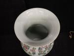 CHINE - Vase balustre en porcelaine et émaux polychromes à...