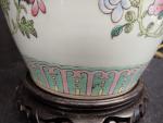 CHINE - Vase balustre en porcelaine et émaux polychromes à...