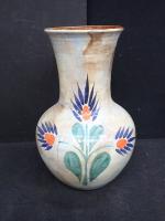 Grand vase balustre en céramique émaillée à décor floral portant...