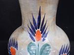 Grand vase balustre en céramique émaillée à décor floral portant...