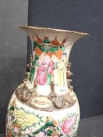 CHINE - Vase balustre en grès de Nankin, à décor...