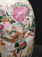 CHINE - Vase balustre en grès de Nankin, à décor...