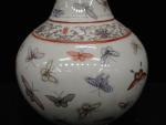 ASIE - Important vase en céramique émaillée à décor de...