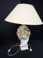 Une lampe de salon en céramique émaillée simulant une corne...