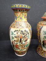 CHINE (XX) - Ensemble comprenant deux vases balustre en céramique...