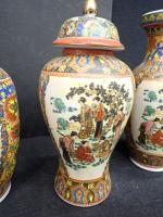 CHINE (XX) - Ensemble comprenant deux vases balustre en céramique...