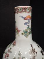CHINE XXe siècle - Vase bouteille en porcelaine  à...