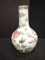 CHINE XXe siècle - Vase bouteille en porcelaine  à...