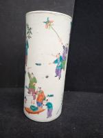 CHINE (début XXè) Vase cylindrique en porcelaine, à décor polychrome...