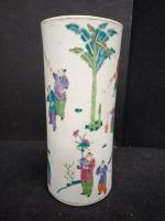 CHINE (début XXè) Vase cylindrique en porcelaine, à décor polychrome...
