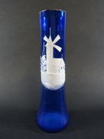 Vase à col rouleau en verre teinté bleu à décor...