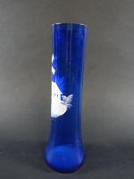 Vase à col rouleau en verre teinté bleu à décor...