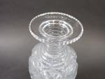 LE CREUSOT : Vase sur piédouche en cristal moulé à...