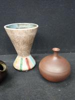 Lot de 3 pièces comprenant : 
Vase soliflore pensu en...
