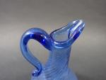 ART POPULAIRE : Pichet normand en verre soufflé teinté bleu,...