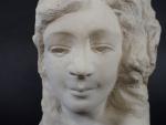 Portrait de femme. Haut-relief en marbre blanc. Haut.: 21 cm....