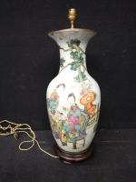 Grand vase balustre en porcelaine à décor polychrome de femmes,...