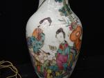 Grand vase balustre en porcelaine à décor polychrome de femmes,...
